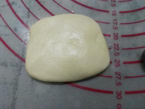 将油皮擀成长方形，不擀的太大（多色做法）