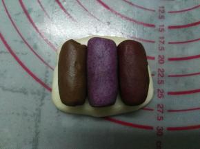 将油酥放在油皮上（多色做法）