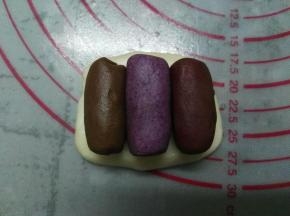 将油酥放在油皮上（多色做法）