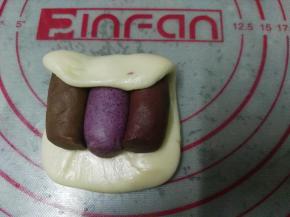 将油皮一边包住油酥（多色做法）