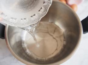 将水倒入锅中。