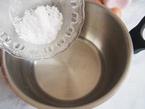 加入白糖和盐。