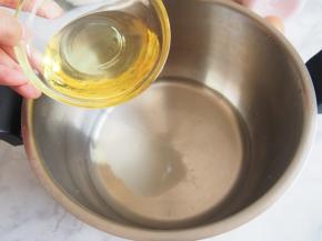 加入玉米油，搅拌均匀，煮开后转小火。
