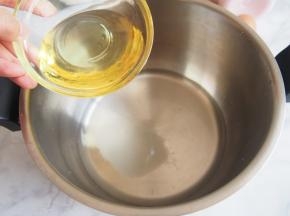 加入玉米油，搅拌均匀，煮开后转小火。