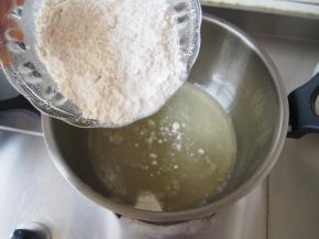 倒入过筛后的面粉。