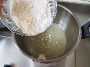 倒入过筛后的面粉。