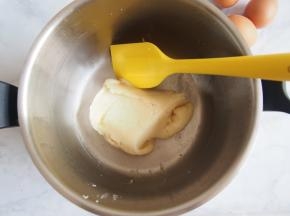 快速搅拌至不粘锅，使面粉全部被烫熟。