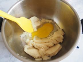 将面糊晾至60度左右，分次加入鸡蛋，每次都搅拌均匀。