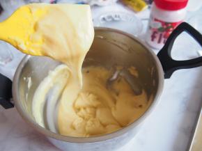 面糊提起后呈倒三角形，尖角大概4cm左右就可以了。