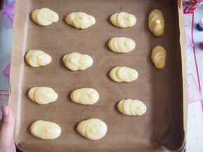 将剩下的面糊倒入剪了大一点开口的裱花袋，挤出椭圆形。