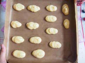 将剩下的面糊倒入剪了大一点开口的裱花袋，挤出椭圆形。