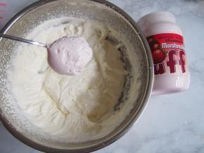 淡奶油加入白糖打发，然后加入法罗夫草莓口味棉花糖打发好。