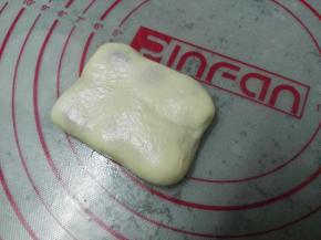 另一边油皮也包住油酥，中间接缝及两头捏紧（多色做法）