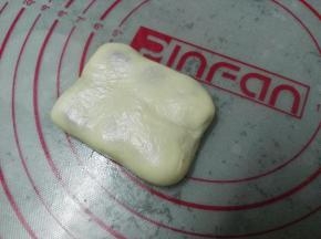 另一边油皮也包住油酥，中间接缝及两头捏紧（多色做法）