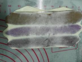 慢慢将其擀开，注意旁边的白边及时修掉