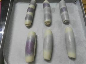 从上至下卷起来，收口朝下，然后其余颜色也一样擀长卷起，盖上保鲜膜松弛十分钟