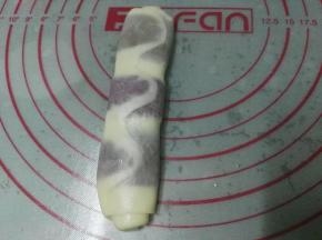 取出松弛好的面团，收口朝上压扁，再次擀长，注意宽度厚薄要尽量均匀，这样酥的层次才好看；然后也是自上而下卷起；这样可以看出层次是均匀的；其余颜色一样擀长卷起，也是盖上保鲜膜松弛十分钟