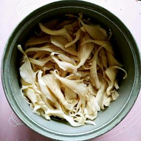 把买来的鲜蘑放在水龙头下面清洗干净之后撕成小条，放在容器中撒入适量的盐，静置二十分钟。