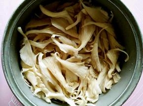 把买来的鲜蘑放在水龙头下面清洗干净之后撕成小条，放在容器中撒入适量的盐，静置二十分钟。