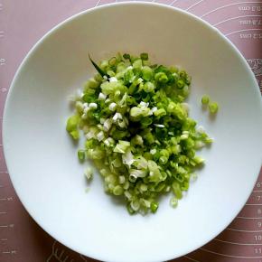 准备多一些的葱花备用。