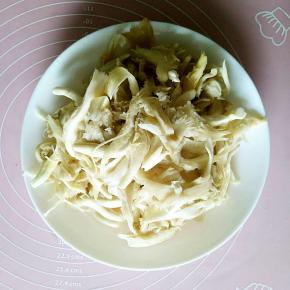 用手挤干鲜蘑的水分，这时候就检验你的手劲儿了，攥的越干越好。