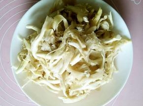 用手挤干鲜蘑的水分，这时候就检验你的手劲儿了，攥的越干越好。