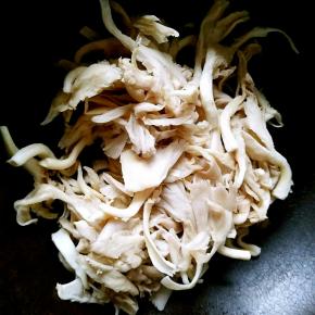 把挤干水分的鲜蘑放在炒锅中翻炒，不用放油，进一步的去掉鲜蘑中的水分。