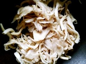 把挤干水分的鲜蘑放在炒锅中翻炒，不用放油，进一步的去掉鲜蘑中的水分。