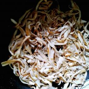 一直炒到鲜蘑有些呈现金黄色了，就可以放油了，继续煸炒。