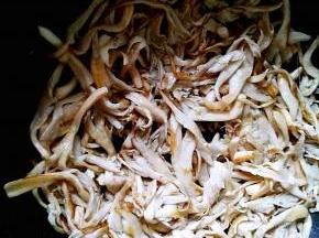 一直炒到鲜蘑有些呈现金黄色了，就可以放油了，继续煸炒。