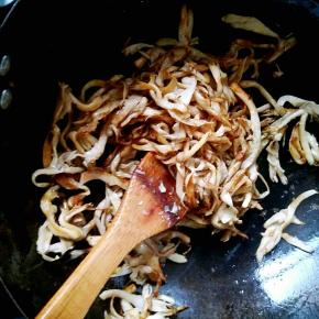 炒到稍微有点粘锅了，就说明水分已经去的差不多了，这个时候可以放入一点点酱油调色。