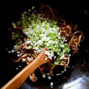 加过酱油之后翻炒均匀，就可以关火了，然后加入孜然粉，孜然粒，辣椒粉，熟芝麻和麻辣鲜，因为前面鲜蘑加过盐，所以麻辣鲜的量要控制好，不要过咸，最后把准备好的葱花撒上拌匀就可以出锅了。