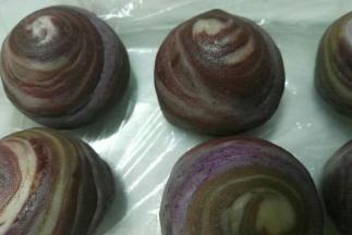 其余颜色也用一样的手法包好，不吃的话可以放冰箱冷冻起来，等要吃的时候拿出来直接烤就可以