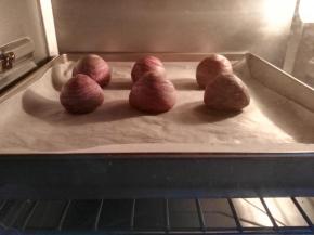 如果想马上吃的话，可以将做好的豆沙酥放入预热烤箱，160度烤30分钟左右