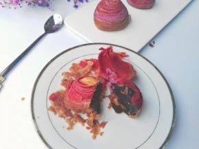 用刀切也不能切平整了，太酥了，已经碎的一塌糊涂