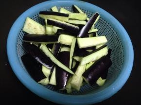 先把茄子洗净切成条状