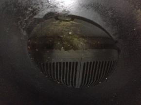 锅里倒入适量的油