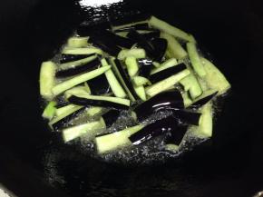待油热后把切好的茄子加入炸
