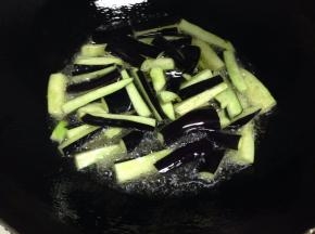 待油热后把切好的茄子加入炸