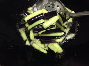 把茄子炸有些软与变色后捞出沥干油