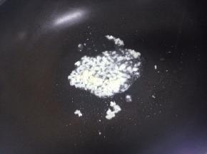 锅里加少许油，把蒜爆香