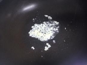 锅里加少许油，把蒜爆香