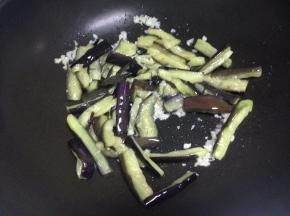 把切子加入翻炒