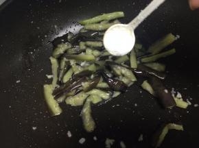 最后加入盐调味即可