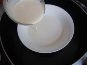 倒入淡奶油。
