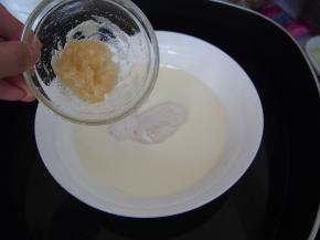 加入清水泡好的吉利丁粉，搅拌至融化。