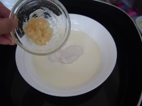 加入清水泡好的吉利丁粉，搅拌至融化。