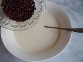 加入煮熟的红豆，搅拌均匀。