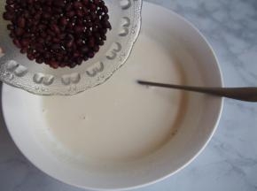 加入煮熟的红豆，搅拌均匀。