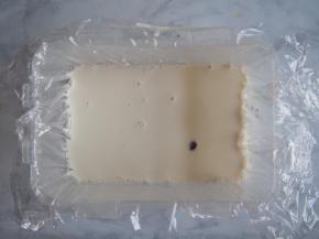 晾凉后倒入铺有保鲜膜的容器中，放入冰箱中冷藏至凝固。